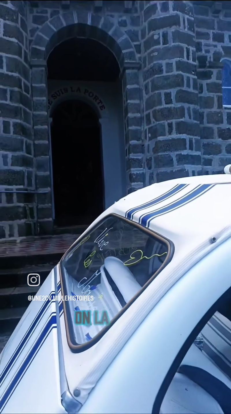 La 2CV fleurie devant l'église à La Réunion