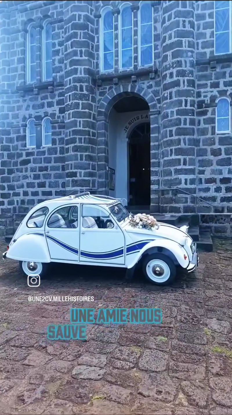 La 2CV dans la cour de l'église le jour du mariage