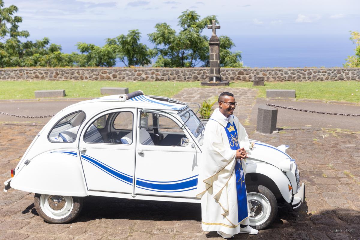 Le couple aux côtés de la 2CV décorée, l'océan en arrière-plan
