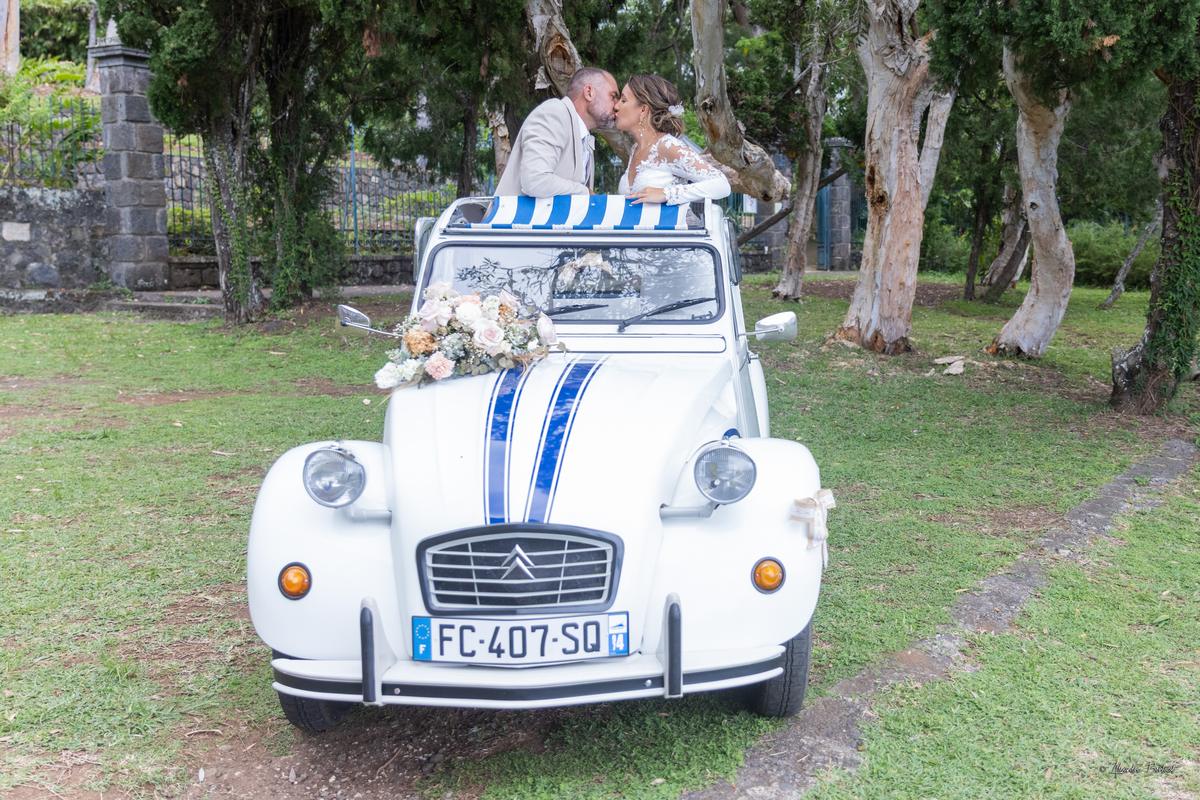 La 2CV seule, décorée de fleurs et de rubans, dans le jardin