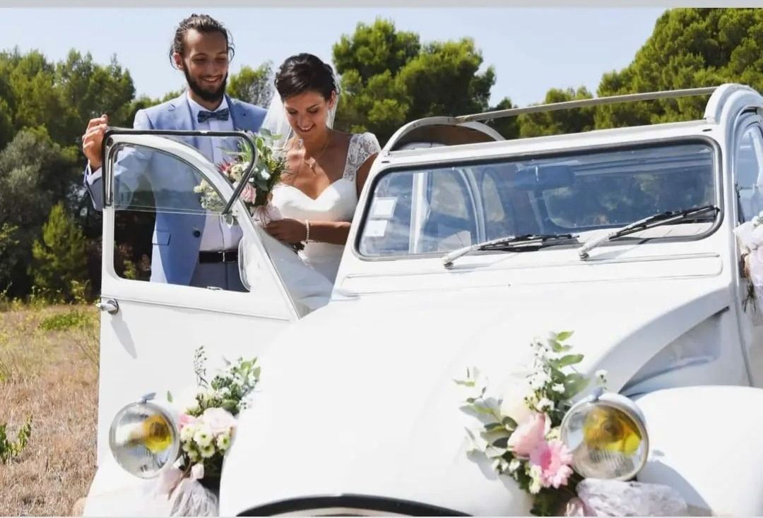 Les mariés montent à bord de Rosalie, 2CV blanche décorée
