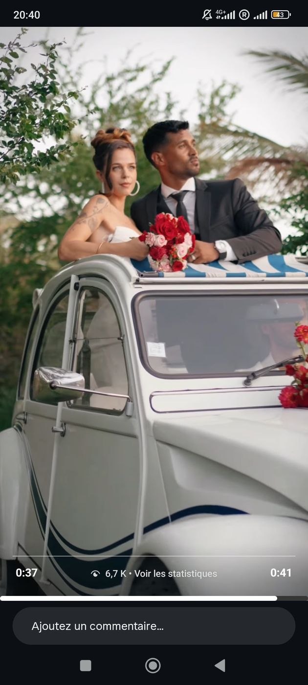 Debout à travers le toit ouvrant de la 2CV pendant un EVJF