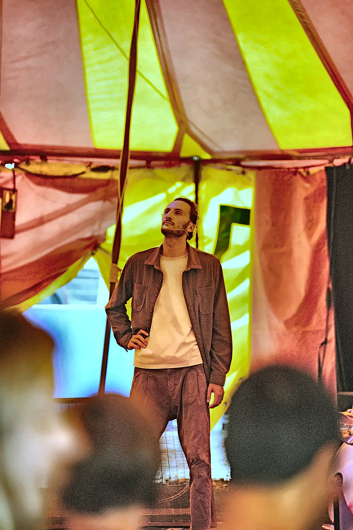 Artiste en déambulation, jeu de regard avec le public
