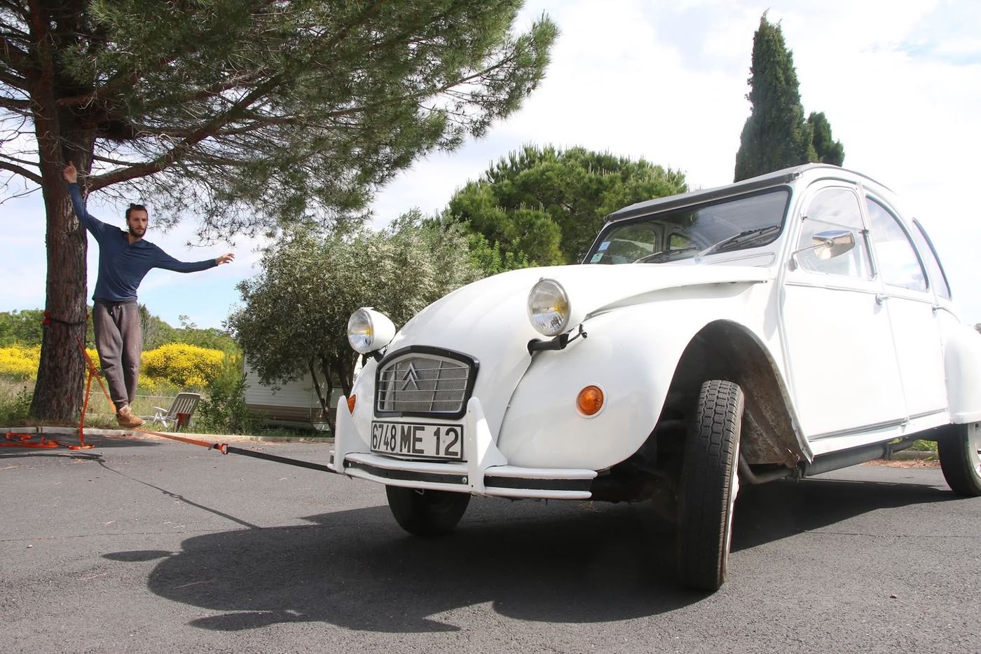 Slackline sur la 2CV en spectacle